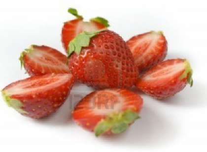 Возьмите клубнику. Ополосните ягоды под проточной водой. Удалите плодоножку. Потом разрежьте на две половинки каждую ягоду клубники. Если она большая, тогда на четвертинки.