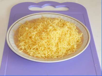 Кусочек твердого сыра потрите, как и морковь на мелкой терке.