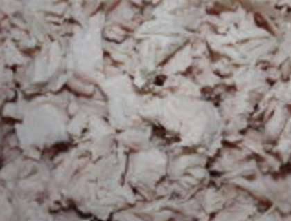 Возьмите сырое мясо птицы. Куриную грудку отварите в кипящей воде до готовности (после закипания 15-25). Воду перед варкой посолить. Порежьте мясо курицы на маленькие кубики.