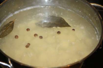 Картофель нужно очистить и нарезать квадратиками или брусочками. Добавить картофель нужно в бульон, посолить его, поперчить и положить в бульон лавровый лист.