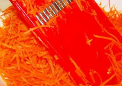 Возьмите морковь. Ее нужно вымыть и почистить. Затем обсушите ее, и  натрите на терке для корейских салатов.