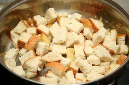 Для горохового супа понадобятся сухари. Для этого нужно нарезать пшеничный хлеб квадратиками и обжарить на сковороде с добавлением чеснока. Подавать с готовым супом и свежей зеленью. 