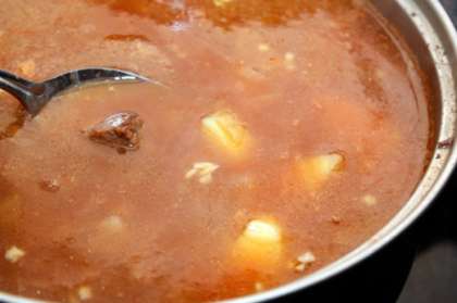 Готовый суп разлить по порционным тарелкам и подавать со свежей кинзой или сметаной. Будет вкусно добавить и то, и другое. Готовится суп совсем не сложно, поэтому придется по силам даже самым ленивым кулинарам.