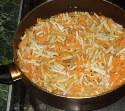 Пока готовится бульон, займемся поджаркой. Для этого нужно мелко нарезать репчатый лук, морковь соломкой, сельдерей. Разогреть на сковороде растительное масло и обжарить в нем лук, затем морковь и сельдерей. Тушить пока овощи не станут вялыми. Далее очистить картофель и нарезать его брусочками. Картофель кладем по желанию, суп получается и так достаточно насыщенным и густым.