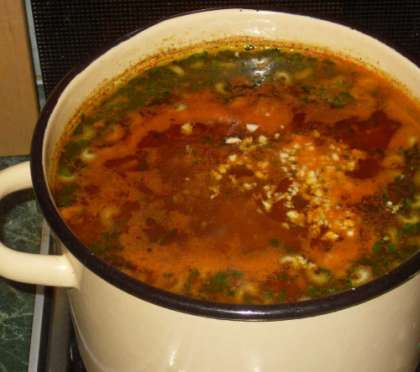 Готовый суп нужно подавать со свежей зеленью или сметаной, кто как любит. Получается очень ароматный суп с пикантным вкусом. 