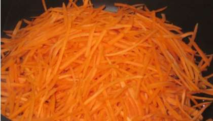 Возьмите морковь. Очистите от кожуры. Нашинкуйте морковь на терке для корейских салатов.