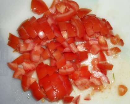 Вымойте помидоры. Осушите. Порежьте помидоры, как и перец, средними кусочками.