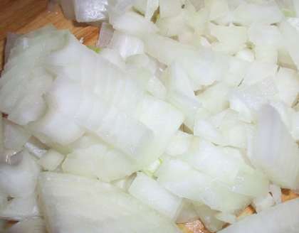 Вымойте лук. Очищенные луковицы порежьте на квадратики средней величины. Следите, чтобы овощи не были совсем мелко порезаны.