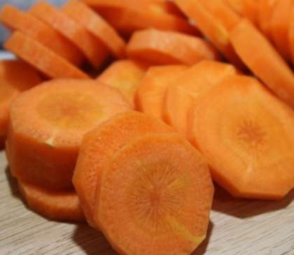 Вымойте морковь и почистите. Обсушите ее. Порежьте кружечками.