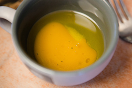 Для соуса возьмите глубокую миску. Налейте оливковое масло, соль, перец, порубленную зелень базилика. Добавьте бальзамический уксус и сок лимона. Тщательно взбиваем венчиком. Для того, чтобы сыр брынза или «Фета» приобрел пикантный вкус, его кусочки можно бросить в заправку и дать немного настояться. Можно порезать сыр ломтиками.