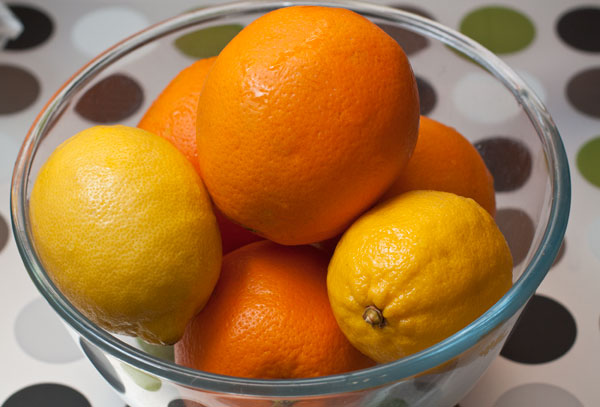 Апельсины и лимоны нужно хорошо вымыть (лучше щеткой, чтобы удалить воск, которым может быть покрыта кожица), после чего залить кипятком и подержать в нем 5-10 минут. За это время в воду перейдут не нужные нам вещества, которыми обрабатывают фрукты.