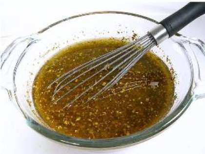 Приготовьте заправку: смешайте с лимонным соком оливковое масло. Добавьте  мед, соль, душицу и перец. Тщательно взбейте венчиком. Наш соус готов.