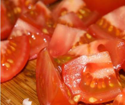 Возьмите помидоры. Также вымойте и просушите. Нарежьте помидоры дольками или кубиками, как вам больше нравится.