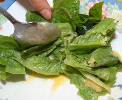 Листья салата вымойте в прохладной воде. Просушите. Порвите руками на куски. Если не нашли салат "Ромэн", то можно заменить его любым листовым салатом, либо пекинской капустой. Поливаем соусом и перемешиваем.