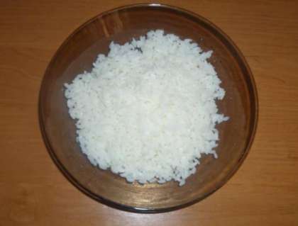 Сухой рис промойте 7 раз в теплой воде. Отварите его до готовности. Воду посолите перед варкой. Рис должен получиться рассыпчатым, с целыми рисинками. Для салата можно брать как круглый, так и длинный рис, это не имеет особого значения. Слейте воду, остудите рис.