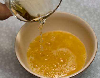 Приготовьте соус -  возьмите миску и налейте туда оливковое масло. Затем выдавите лимонный сок. Потом перемешайте,  добавьте соль, перец. Масса соуса должна быть однородной.