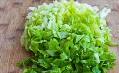 Точно также поступите с зеленым салатом. Промойте и  просушите листья. Затем нарежьте небольшими полосками.