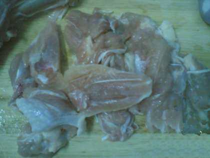 Мясо курицы нужно отделить от костей и прокрутить через мясорубку, в случае, если взяли не фарш. Полученный куриный фарш нужно посолить и поперчить, тщательно помешать.