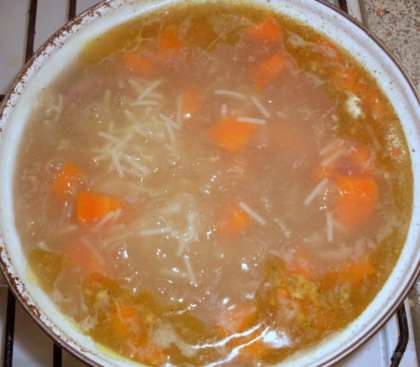 Готовый суп можно подавать с рубленой зеленью, в данном случае с петрушкой. Получается очень нежный мясной супчик, который понравится всем без исключения. Готовить его совсем не сложно, поэтому рецепт достоин вашего внимания. Можно вместо вермишели положить гречу или рис, получится более сытный суп снежным мясным вкусом.