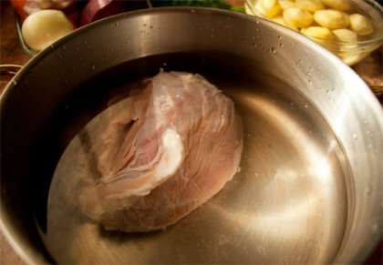 Готовить суп начинаем с приготовления бульона. Мясо нужно тщательно промыть и залить водой, поставив кастрюлю на большой огонь. Довести бульон до кипения и собрать полученную пенку, при этом не давать сильно кипеть, чтобы бульон не получился мутным. Оставить вариться мясо минимум на 1,5 часа.
