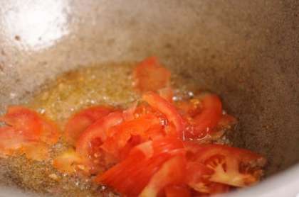Когда мини – фрикадельки будут готовы, их нужно размять и добавить в сковороду нарезанные помидоры. Далее добавить картофель, болгарский перец, морковь, чеснок и все тщательно перемешать. Специи добавлять любые на ваше усмотрение.