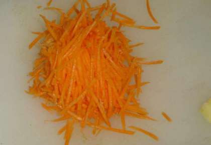 Возьмите репчатый лук и морковь. Помойте и почистите. Морковь натрите на средней терке