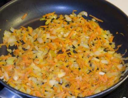 Потом на разогретой сковороде обжарьте овощи на  растительном масле до золотистого цвета.