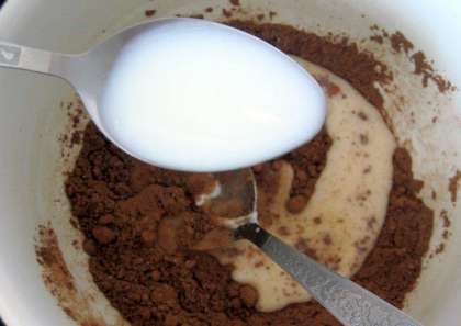 Смешайте сахар с какао, затем добавьте молоко. Поставьте массу на слабый огонь и помешивайте, пока сахар не раствориться полностью. Сделайте огонь минимальным после закипания смеси. Следите, чтобы она не пригорела, постоянно ее помешивайте.