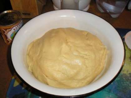 Хорошо вымешайте тесто. Оно должно получиться эластичным, мягким и держать форму. Муки можно брать больше либо меньше, столько, сколько возьмет тесто. Поставьте тесто остыть в холодильник на 30 минут.