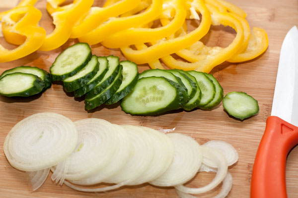 Свежие овощи очистите и тонко нарежьте. Листовой салат вымойте и обсушите.