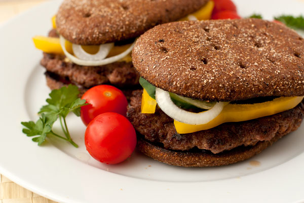 Подавайте быстро, пока гамбургеры не остыли. Сервируйте со свежими овощами или легким салатом.