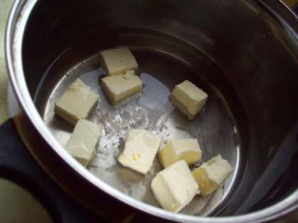 Сливочное масло режем кусочками и кладем в кастрюльку. Вливаем стакан горячей воды, щепотку соли. Доводим смесь до кипения, масло должно полностью раствориться.