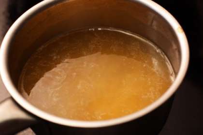 В том случае, если полный объем супа не понадобится, то можно отлить какую – то часть для заморозки, а оставшуюся часть довести до кипения и добавить вермишель. Варить нужно в течение 3-5 минут, не более.