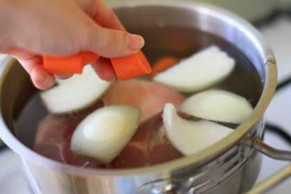 Затем нужно подготовить овощи. Для этого очистим репчатый лук и нарежем его на 4 части. Морковь нарезать крупно, можно кольцами. При желании в суп можно положить другие овощи, например редьку, картофель или свеклу.