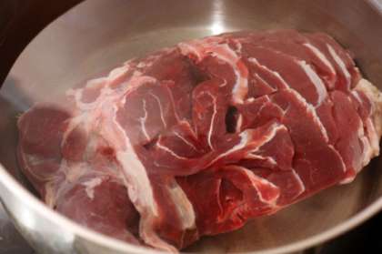 Мясо нужно тщательно промыть и уложить в кастрюлю. Для бульона очень хорошо подходят кости с мякотью, которые дают блюду непередаваемый вкус и аромат. Залить мясо водой и поставить на большой огонь.