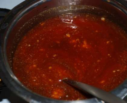 Варить соус нужно на небольшом огне, постоянно помешивая. Лучше всего использовать для этого венчик, так как при варке горчица  сразу не растворяется, а попадается комочками.