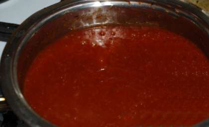 Готовить соус нужно в течение 8-15 минут на среднем огне до получения необходимой консистенции. Если получается слишком жидкий соус, то можно аккуратно вмешать немного крахмала, при этом мешать, чтобы соус был однородной консистенции.