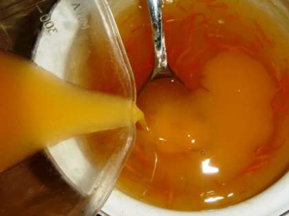Для приготовления этого соуса нужно вскипятить свежевыжатый апельсиновый сок и бренди. Затем нужно отдельно смешать сахар и крахмал, полученную смесь всыпать в кипящий соус и тщательно перемешать.