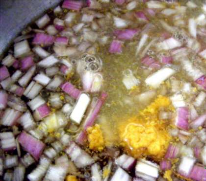 Соус нужно варить  на очень маленьком огне в течение 25 минут, дожидаясь, пока жидкость уменьшится в два раза. Затем полученный соус нужно снять с огня и охладить.