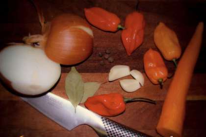 Готовить соус начинаем с лука. Его нужно очистить, мелко нарезать и тушить на сковородке с добавлением небольшого количество растительного масла. Затем добавить морковь, уксус и немного кипяченой воды, чтобы смесь тушилась. Довести соус нужно до кипения, варить на медленном огне, пока морковь не станет мягкой.