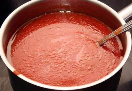 Полученную пасту нужно вылить в глубокую кастрюлю, в которой будет вариться соус. Затем ставим кастрюлю на плиту и варим на среднем огне. В это время нужно влить оливковое масло, добавить соль и сахар по вкусу. Сахар нужно добавлять, учитывая кислинку томатного пюре. Все тщательно перемешать и на маленьком огне варить в течение 20 минут.