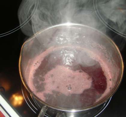 Затем обжарить  ингредиент, к которому мы и готовим соус. В той же сковороде нужно потушить половину маринада. Уваривать нужно на небольшом огне в течение 10 минут. Соус постепенно начнет темнеть и может немного загустеть. Время от времени его можно помешивать, чтобы он не подгорел, иначе вкус гари испортит соус. Если готовите много соуса, то все ингредиенты нужно увеличить вдвое, при этом учитывая пропорции.
