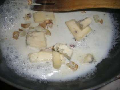 Итак, когда молоко достаточно прогреется, в него можно добавлять ломтики сыра. Можно брать два или даже три вида сыра, в зависимости от того, какой вкус вы хотите получить. Главное, чтобы сыр был твердым. Можно также выбрать несколько сортов сыра с различными приправами, которые сделают соус еще более интересным. Главное, проследить, чтобы сыр расплавился полностью и смесь стала однородной.