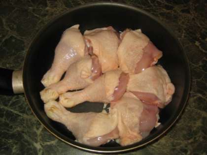 Готовить блюдо нужно начинать с самого главного ингредиента – мяса птицы. Для тех, кто придерживается здорового питания, следует очистить мясо курицы от кожуры, так как именно в ней содержится большая часть накопленного холестерина. Но для тех, кто любит отведать вкусной хрустящей корочки, можно кожу оставить. Все зависит от ваших предпочтений. Далее курицу нужно тщательно вымыть и нарезать на порционные куски, размер которых вы можете определить сами. Затем в сотейник или сковороду с высокими стенками нужно уложить подготовленную курицу.