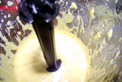 Отдельно натереть на мелкой терке сыр пармезан и добавить его в блендер. Благодаря сыру соус приобретет  определенную плотность и станет немного гуще. Известно, что сыр достаточно соленый, поэтому нужно регулировать количество соли, с учетом добавляемого сыра. Соус готов, при желании в него можно добавить анчоусы, которые присутствуют в традиционном рецепте. Готовый соус получается просто восхитительным, с пикантными нотками, нежным сливочным сыром, ароматным чесночным вкусом. Он сочетается как с рыбой, так и с любым мясом. Отлично разнообразит любой салат и добавить ему просто восхитительные нотки. Говоря о соусе для цезаря можно смело сказать, что это универсальный соус, который сделает практически любое блюдо незабываемым. РљР°Рє РїСЂРёРіРѕС‚РѕРІРёС‚СЊ СЃРѕСѓСЃ РґР»СЏ С†РµР·Р°СЂСЏ (СЂРµС†РµРїС‚ СЃ С„РѕС‚Рѕ) подробно описано в данной статье. Готовьте с удовольствием!