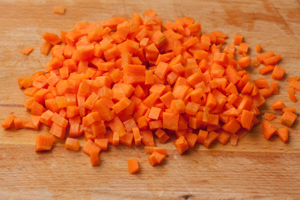 Морковь нарежьте мелкими кубиками.  Слегка обжарьте овощи в небольшом количестве масла до мягкости (3-5 минут). Хорошо добавить мелко нарезанные стебли сельдерея.