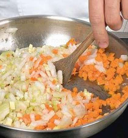 Лук и морковь чистим, мелко нарезаем. Черешковый сельдерей моем и измельчаем. Разогреваем в сковородке половинное количество сливочного масла и обжариваем все овощи минут 15-ть на среднем огне. Мясо курицы разбираем, вынимаем  кости, нарезаем небольшими кубиками или кусочками, кладем вместе с обжаренными овощами в суп. Приправляем суп по вкусу. Варим 50 минут.