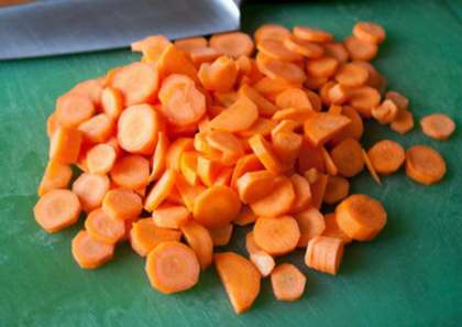 В это время картофель нарезаем кубиками или брусочками. Морковь режем шайбами, толщина которых около 5 мм.
