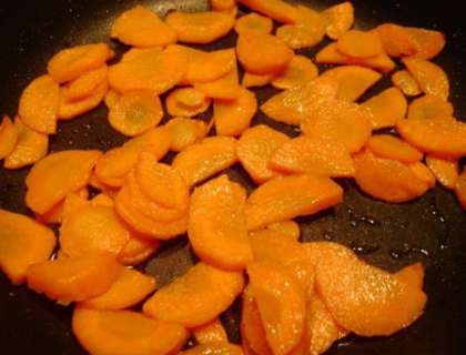 Не теряя времени зря,  моем и нарезаем морковь средними кружочками или же сегментами, если  она слишком крупная. Можно морковь сразу бросать в кипящий бульон  курице с рисом, но для лучшего вкуса ее обжаривают на растительном масле, кроме того, каротин моркови перейдет в масло, от чего суп приобретет красивый цвет.