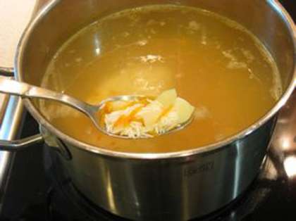 Лук очищаем от шелухи и целым вместе с морковкой, имбирем и филе закладываем в кипящую воду. Солим воду и добавляем в бульон специи.Пока варится бульон, рис промываем несколько раз в чуть теплой воде, картофель очищаем, режем мелко. Крупу и картошку закидываем в бульон через  минут пятнадцать от закипания.